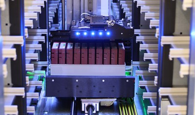 Die zwei Roboter, die je Bibliothek installiert sind, holen 10er-Päckchen mit Cassetten aus dem Regalsystem, suchen dort die angeforderte Cassette heraus und legen sie in ein Bandgerät.