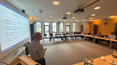 Delegation von Abgeordneten bzw. Vorsitzenden der Energieausschüsse aus verschiedenen US-Bundesstaaten informiert sich am DKRZ über Energieeffizienz im Hochleistungsrechnen.