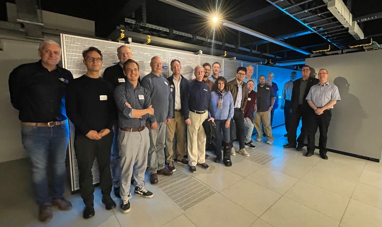 Gruppenfoto mit der Delegation von Abgeordneten bzw. Vorsitzenden der Energieausschüsse aus verschiedenen US-Bundesstaatenvor dem Supercomputer Levante. 
