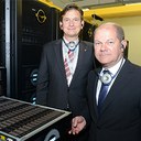 Olaf Scholz, Erster Bürgermeister der Freien und Hansestadt Hamburg, und Prof. Thomas Ludwig, Geschäftsführer des DKRZ vor dem neuen Supercomputer "Mistral"
