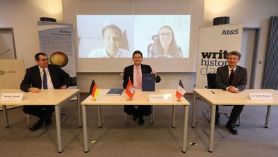 V.l.n.r.: Thomas Theissen, Director MCS für Atos in Deutschland, Prof. Thomas Ludwig, Geschäftsführer DKRZ und Dr. Martin Matzke, Leiter Big Data und Security für Atos Central Europe. Per Videokonferenz zugeschaltet: Philippe Miltin, Senior Vice President Global Head of Sales Big Data Security bei Atos, und Agnès Boudot, Senior Vice President HPC & Quantum bei Atos.