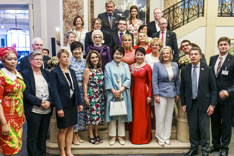 Thobeka Madiba-Zuma (South Africa), Dr. Annette Kirk (MPI-M), Jana Meyer (DKRZ), Prof. Joachim Sauer (Germany), Prof. Thomas Ludwig (DKRZ); bottom stair: Martin Claußen (MPI-M), Akie Abe (Japane), Dr. Lulu Quintana (OECD), Kim Jungsook (South Korea), Tran Nguyet Thu (Vietnam), Lucy Turnbull (Australia); second step: Ho Ching (Singapore), Emine Erdogan (Turkey), Brigitte Marcon (France), Malgorzata Tusk (European Council), Christiane Frising-Juncker (European Commission), Michael Böttinger (DKRZ); 4th row: Emanuela Mauro Gentiloni (Italy), Prof. Stevens (MPI-M), Prof. Marotzke (MPI-M), Younsook Lim (World Bank), Philip May (Great Britain); top row: Xavier Giocanti (IWF), Juliana Awada (Argentinia), Sindre Finnes (Norway)